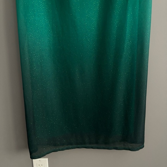 Laura Size 10 Halter Green Shimmery Padded Maxi Prom Dress - Picture 7 of 14
